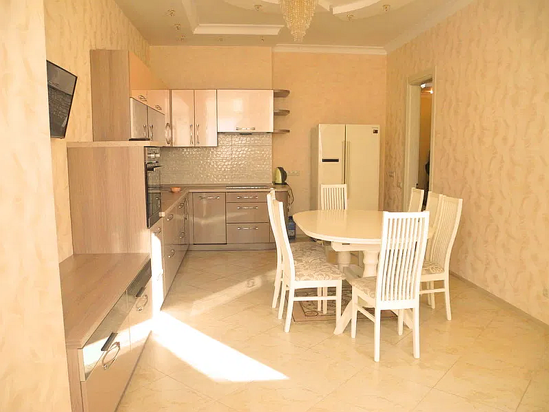 Rent of 4 rooms. in an elite house on the French boulevard      