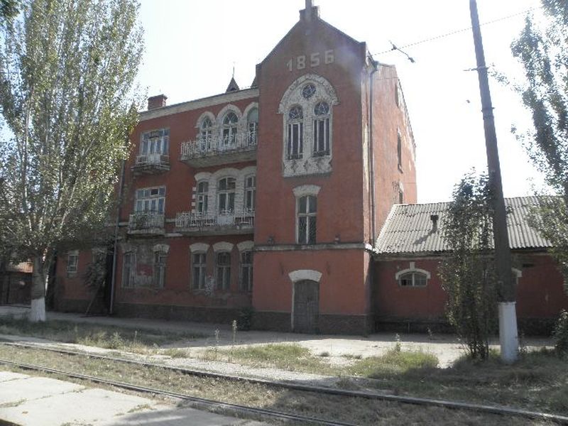 Administrative building on Izvestkovaya street. Facade.