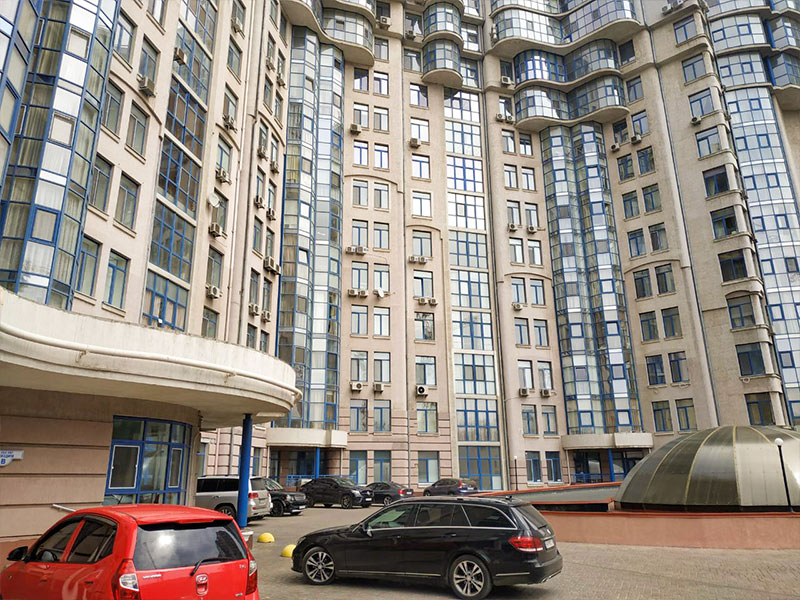 Urgent sale of a three-room apartment in the Mercedes residential complex, 180 m2