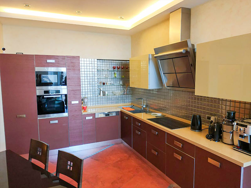 Urgent sale of a three-room apartment in the Mercedes residential complex, 180 m2