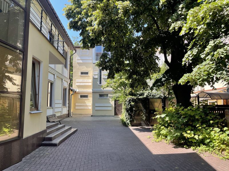 lane. Mayakovsky/Gogol, three-story townhouse