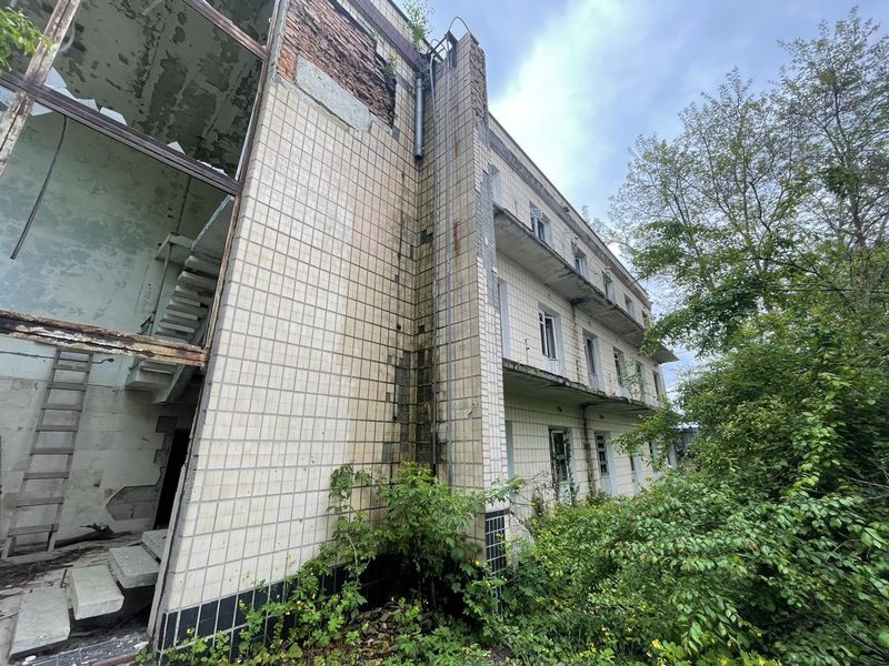 Продається ділянка 50 соток з адміністративною будівлею в Чорноморці