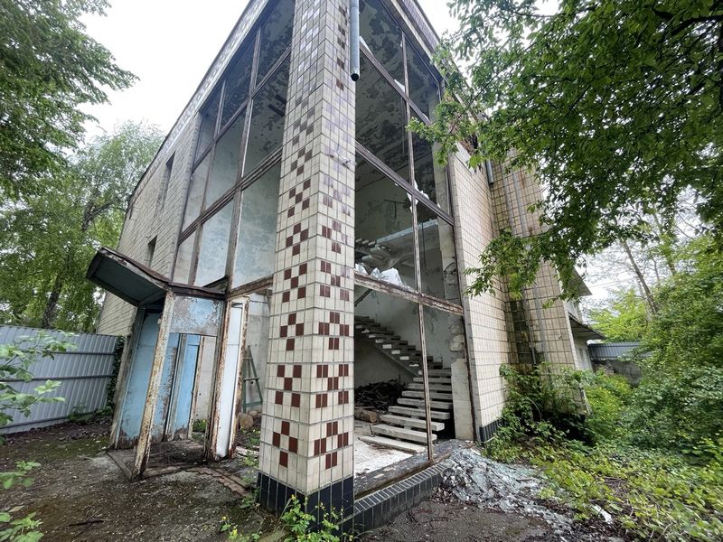 Продається ділянка 50 соток з адміністративною будівлею в Чорноморці