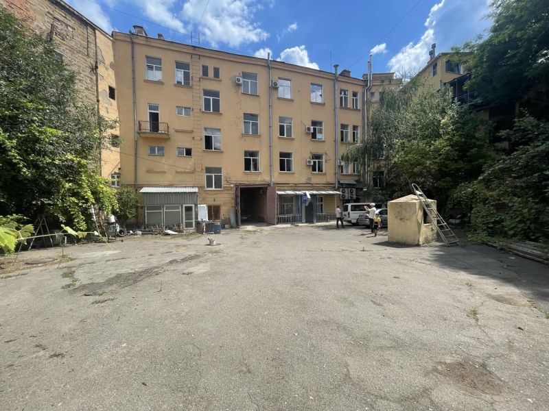 Административное здание в центре города