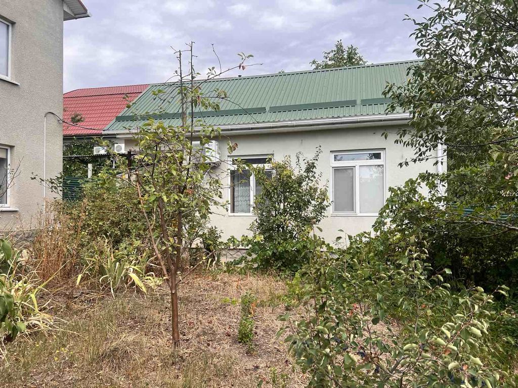 Продаётся 2-х этажный дом с гостевым домиком на участке 6 соток