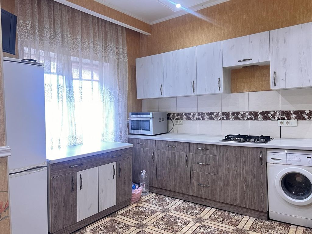 Продаётся 2-х этажный дом с гостевым домиком на участке 6 соток