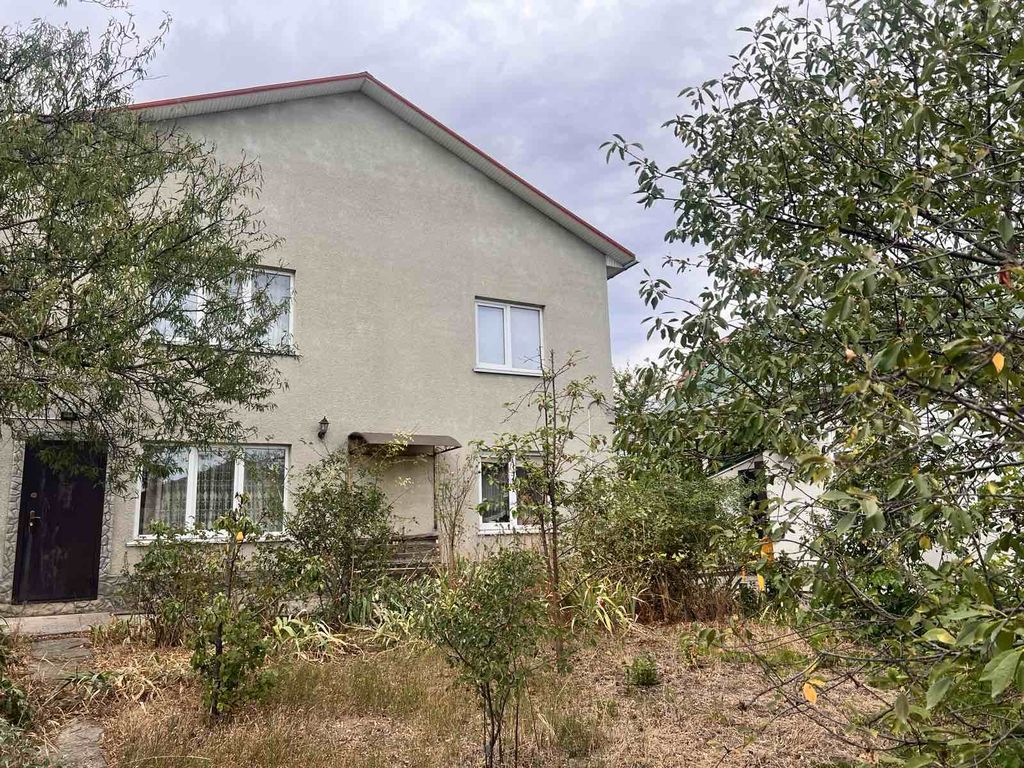 A 2-storey house with a guest house on the site is sold 6 ares