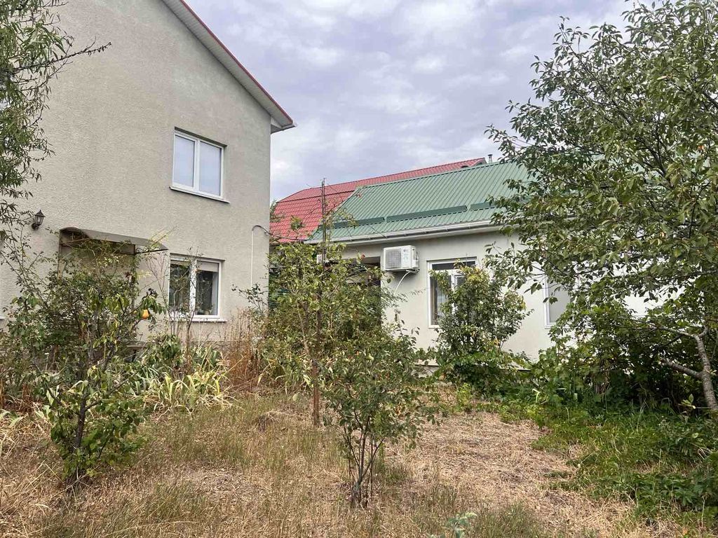 Продаётся 2-х этажный дом с гостевым домиком на участке 6 соток