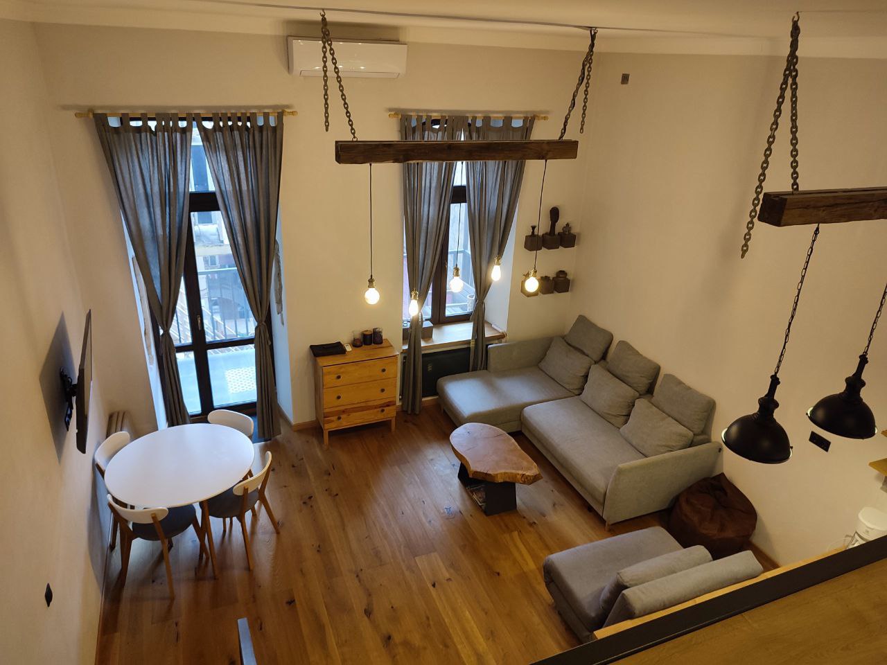 Двухуровневая квартира в историческом центре, Александровский пр-т, «Книжка»