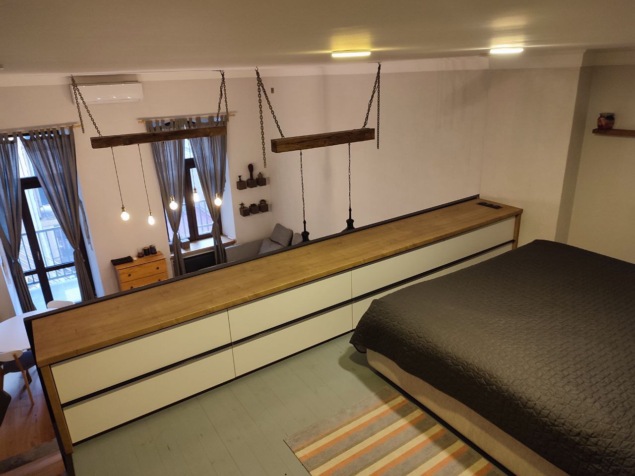 Двухуровневая квартира в историческом центре, Александровский пр-т, «Книжка»